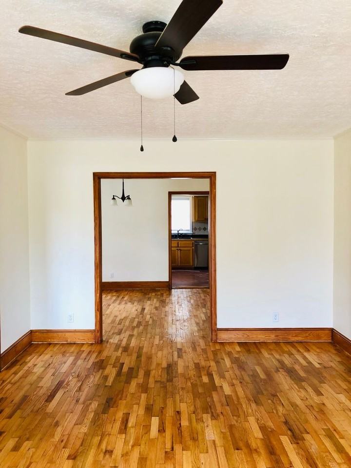 1050 Hodges Ave - Photo 3 of 26