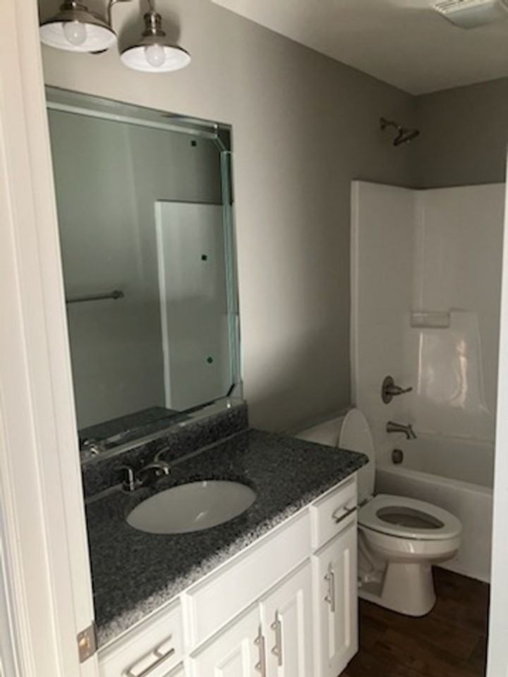 5248 Castlewood Dr - Photo 2 of 7