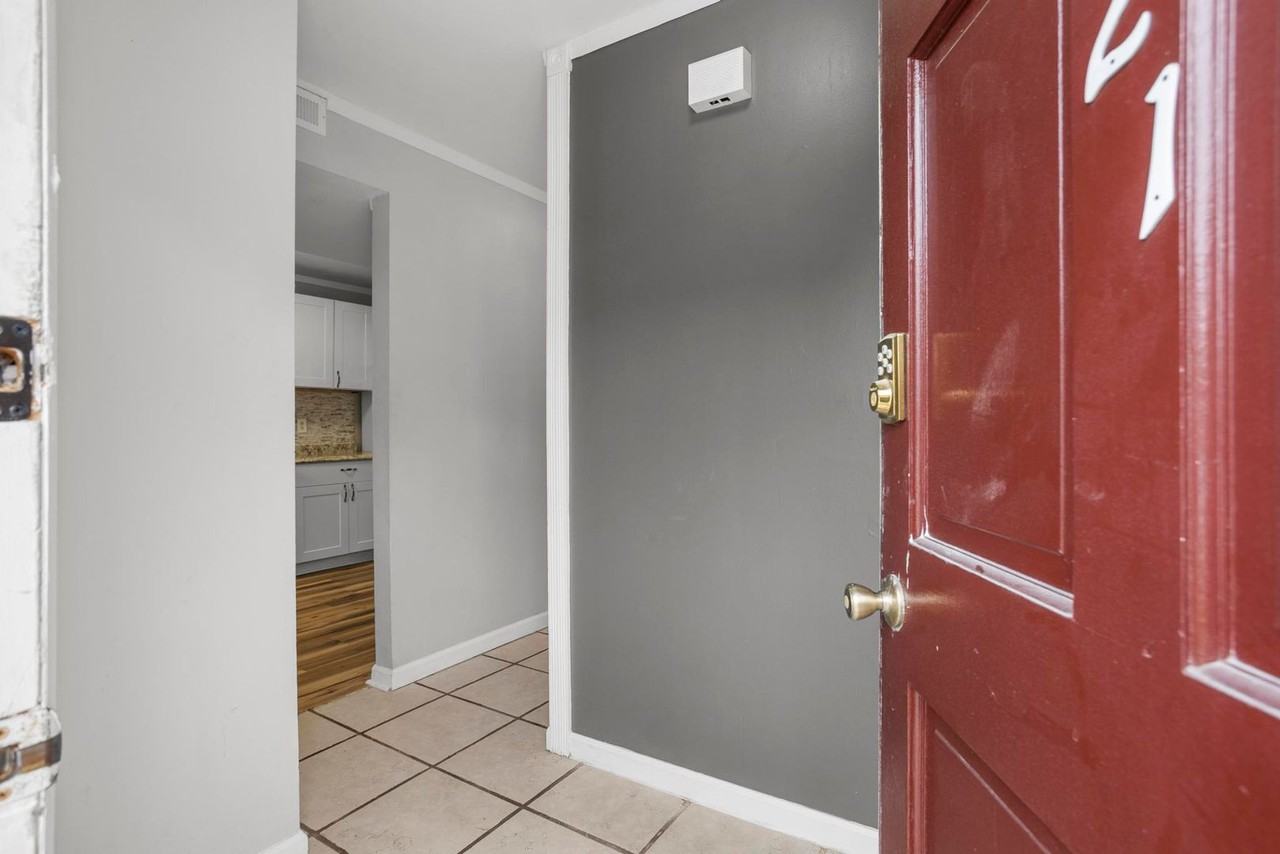 121 King George Ct - Photo 3 of 20