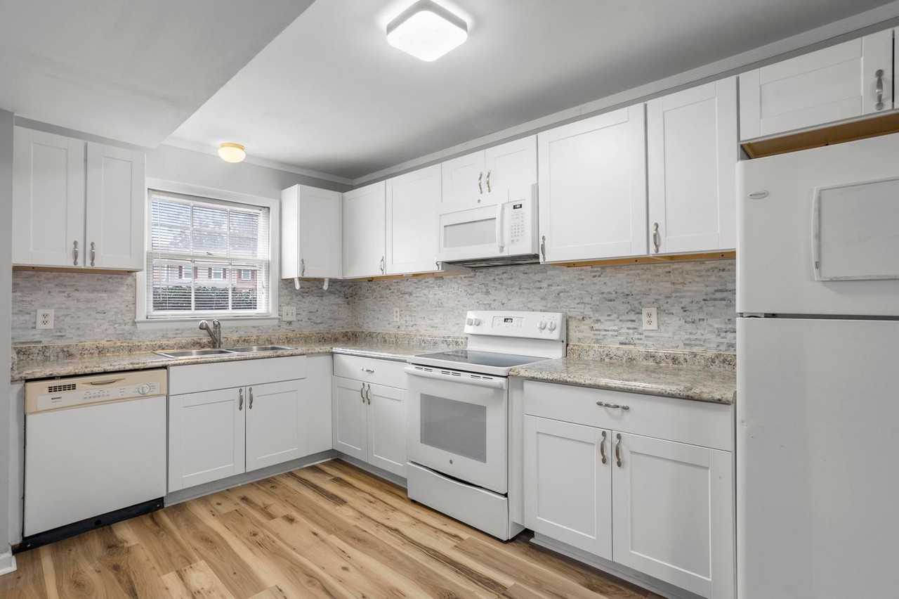 121 King George Ct - Photo 2 of 20