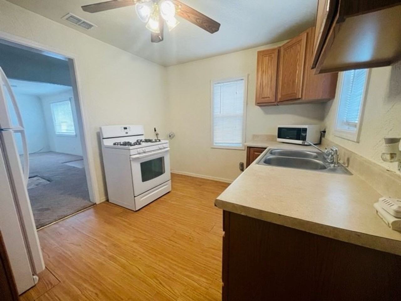 1002 W Deming St - Photo 5 of 12