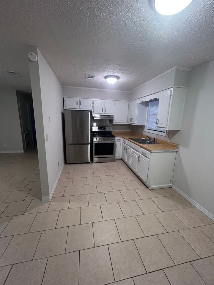 1302 Hughes Rd - Photo 3 of 8