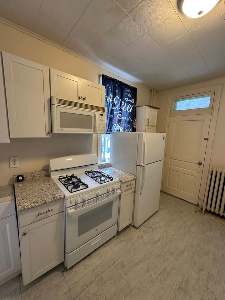 741 W Princess St - Photo 6 of 17