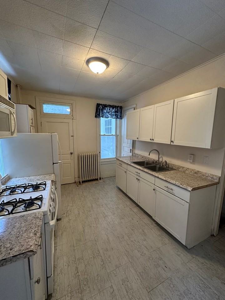 741 W Princess St - Photo 7 of 17