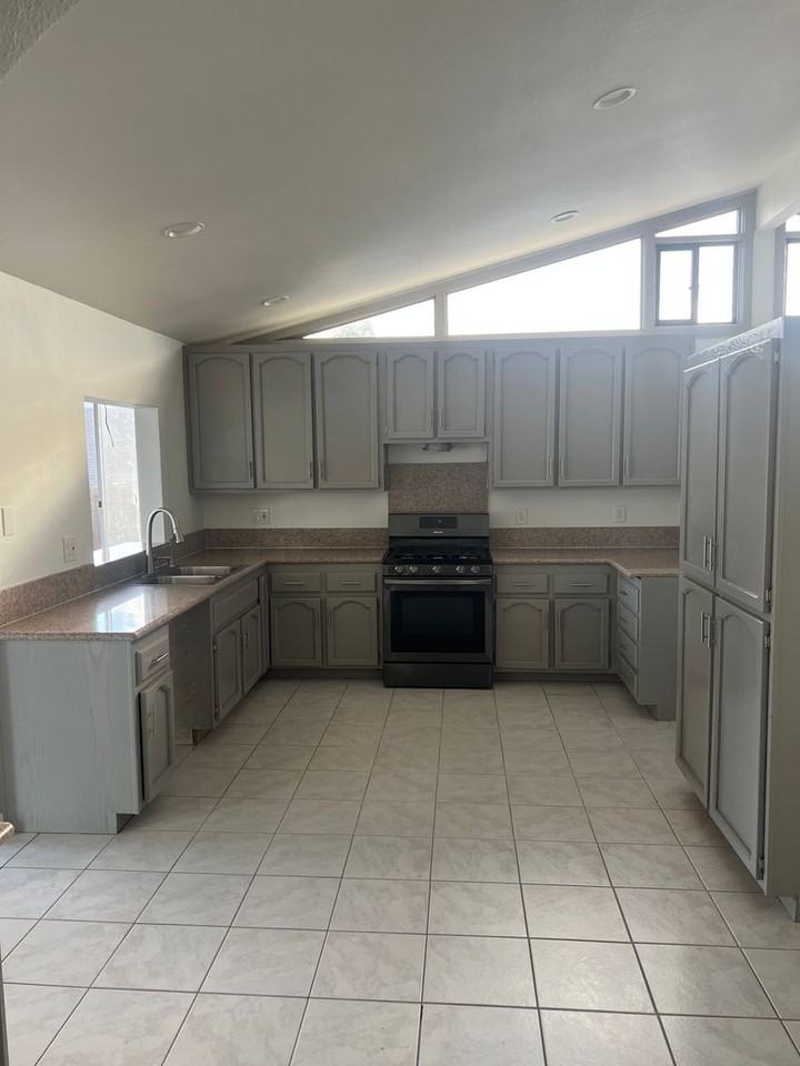 9927 Sadie St - Photo 3 of 13