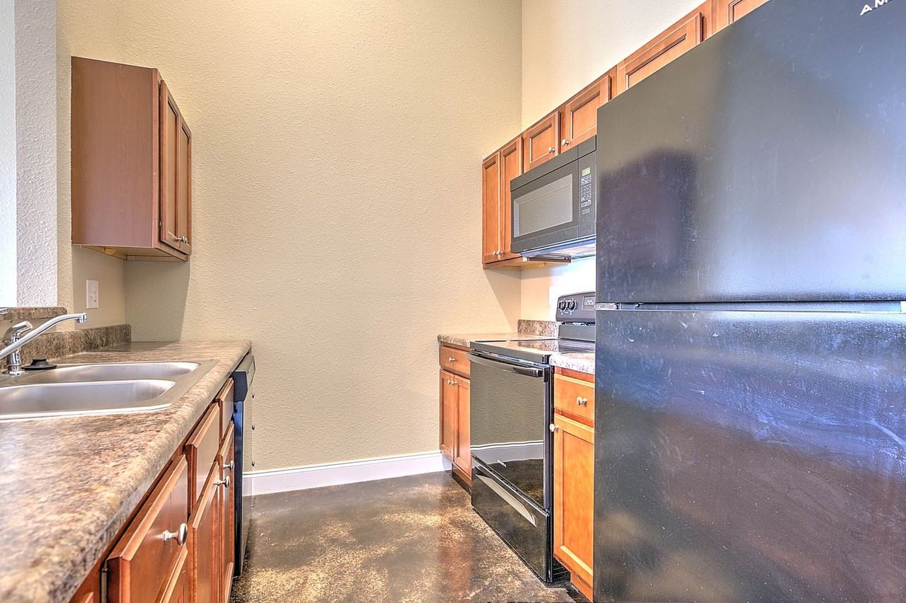 73 Sutter Pl - Photo 6 of 20
