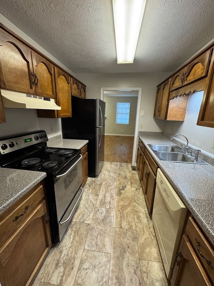 5818 Woodgate Cir - Photo 2 of 12