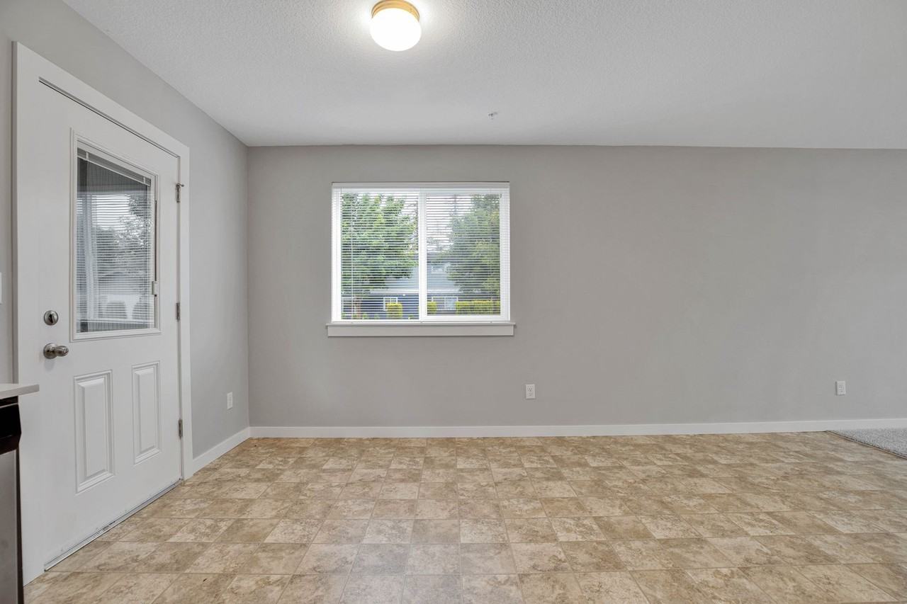 #411 PLYMOUTH APARTMENTS - Photo 6 of 39