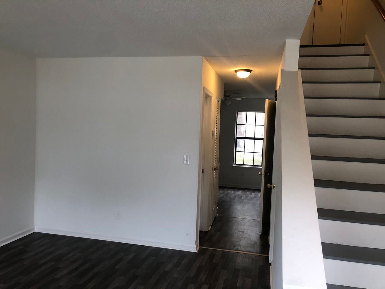 Townhouse unit in trendy Summerville - Photo 3 of 9