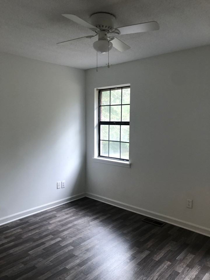 Townhouse unit in trendy Summerville - Photo 7 of 9