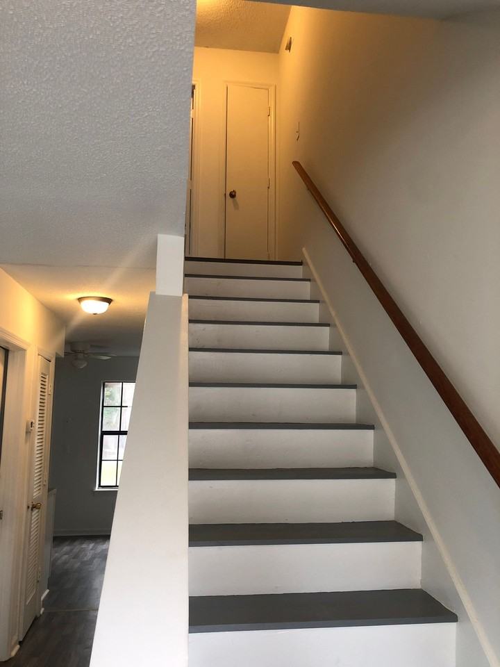 Quiet end of street in Summerville townhome - Photo 4 of 9