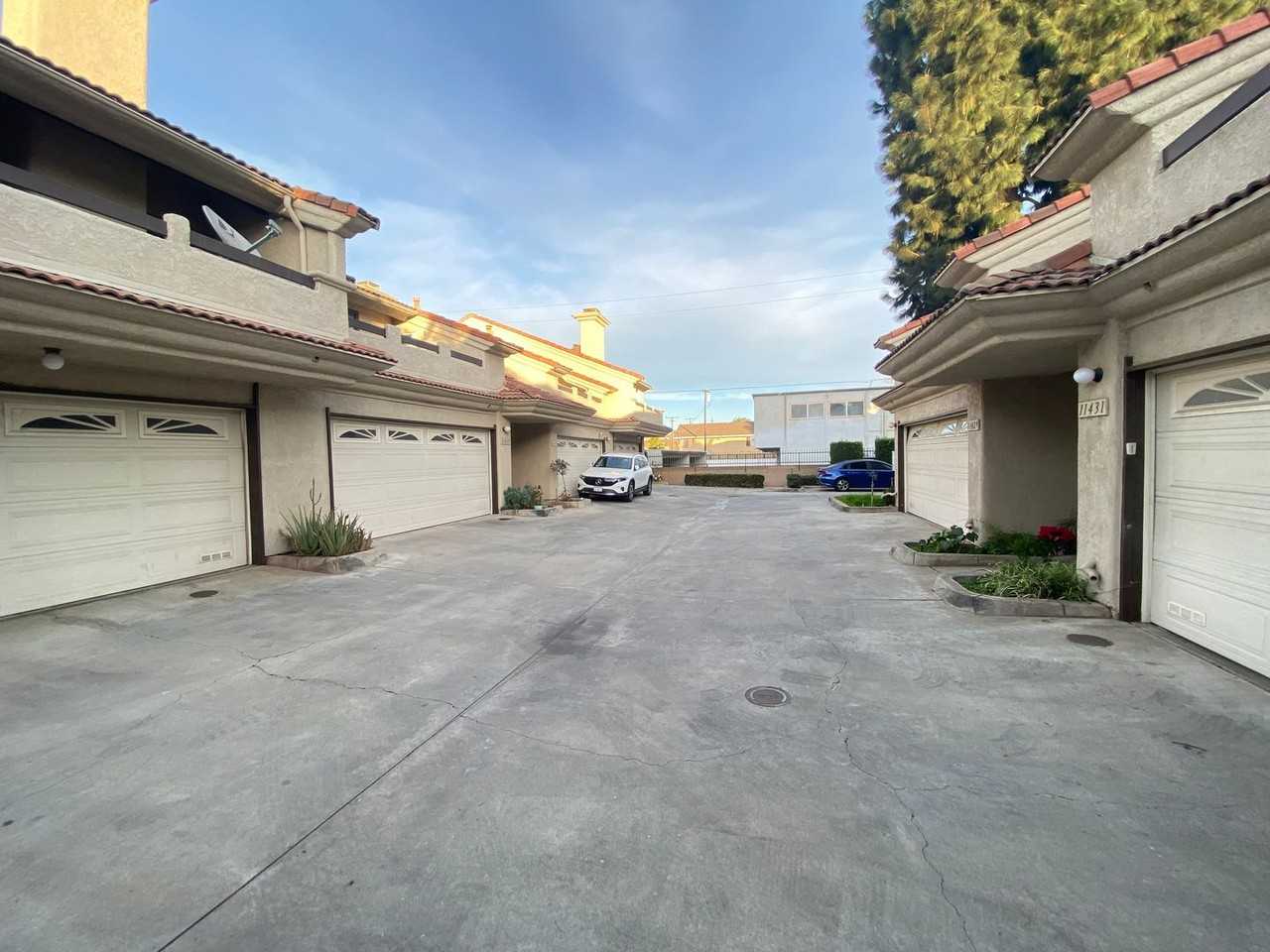 11435 216th St - Photo 3 of 44