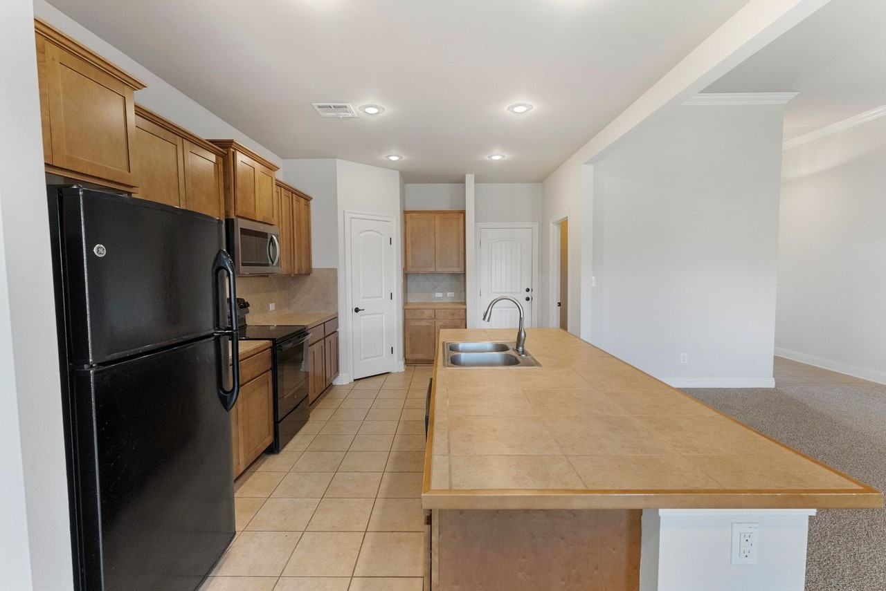 17658 Feather Ridge Dr - Photo 3 of 10