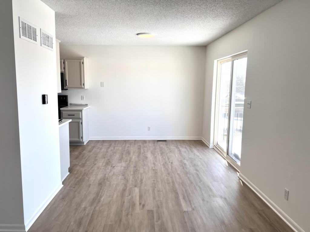 506 N Grove St - Photo 4 of 28