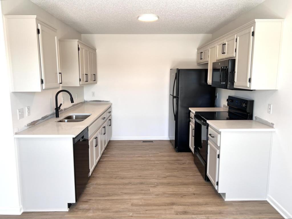 506 N Grove St - Photo 5 of 28