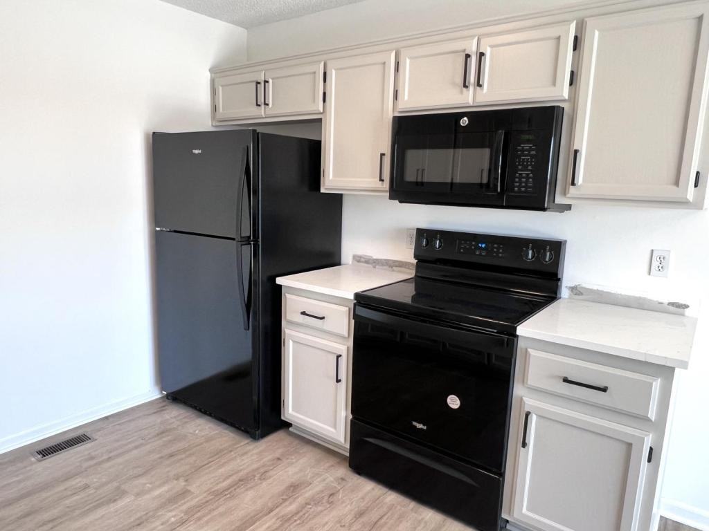 506 N Grove St - Photo 7 of 28