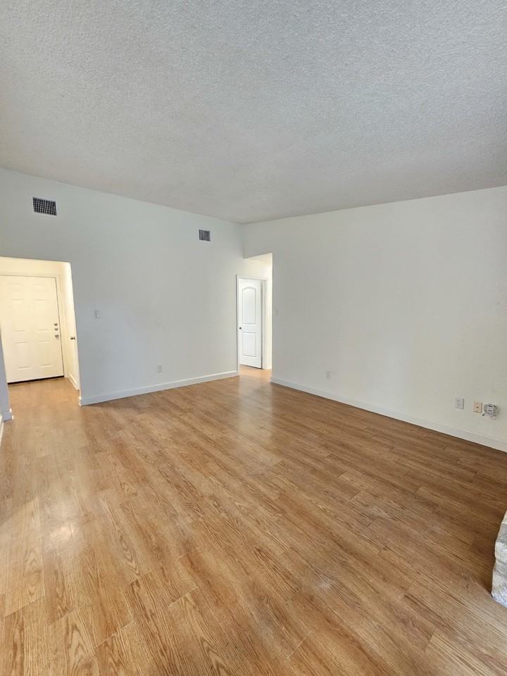 8005 Creekmere Ln - Photo 4 of 22