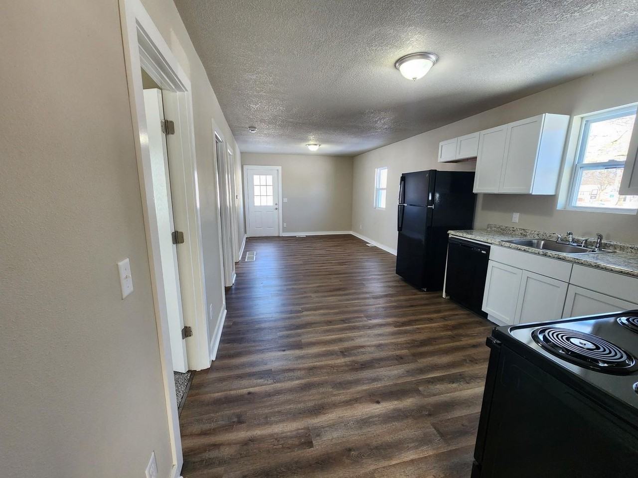 1218 W Mamie Eisenhower Ave - Photo 2 of 9