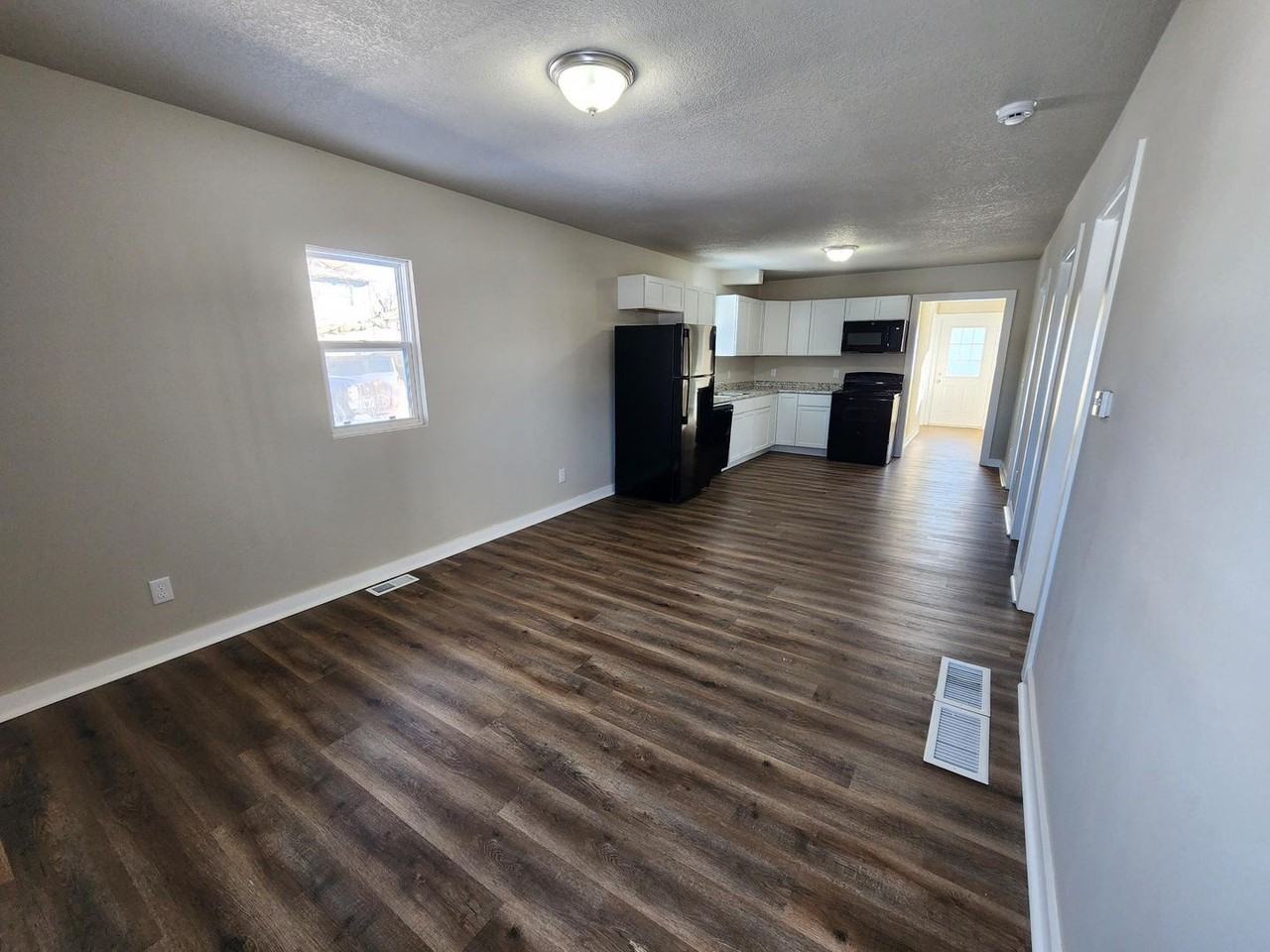 1218 W Mamie Eisenhower Ave - Photo 3 of 9