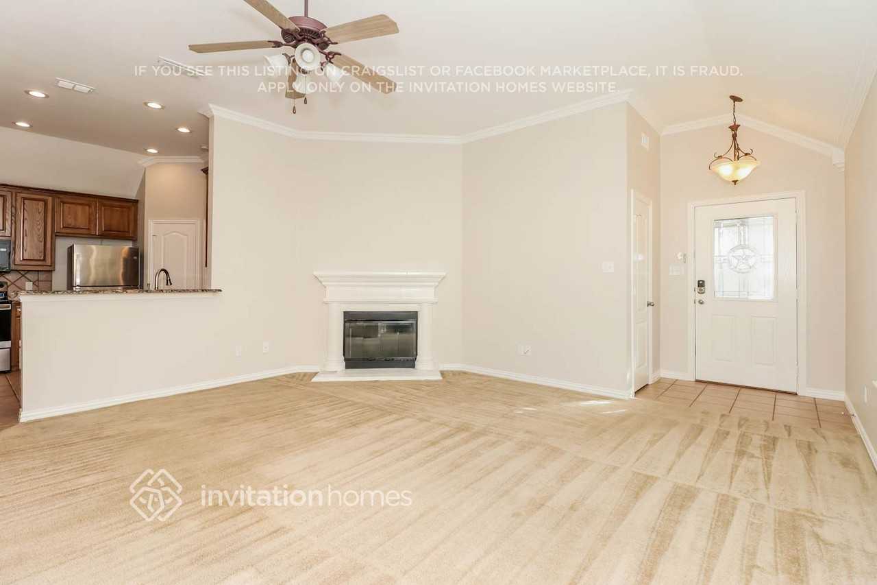 832 Claycourt Cir - Photo 3 of 16