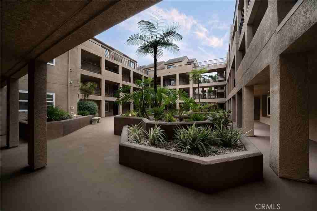 1200 Pacific Coast Hwy - Photo 5 of 27