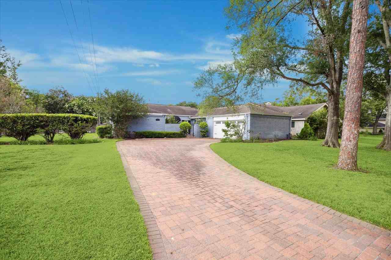 3006 Broadmoor Dr - Photo 2 of 40