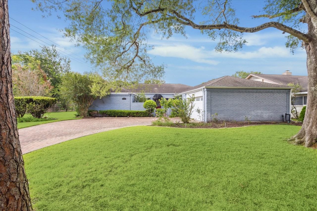 3006 Broadmoor Dr - Photo 3 of 40