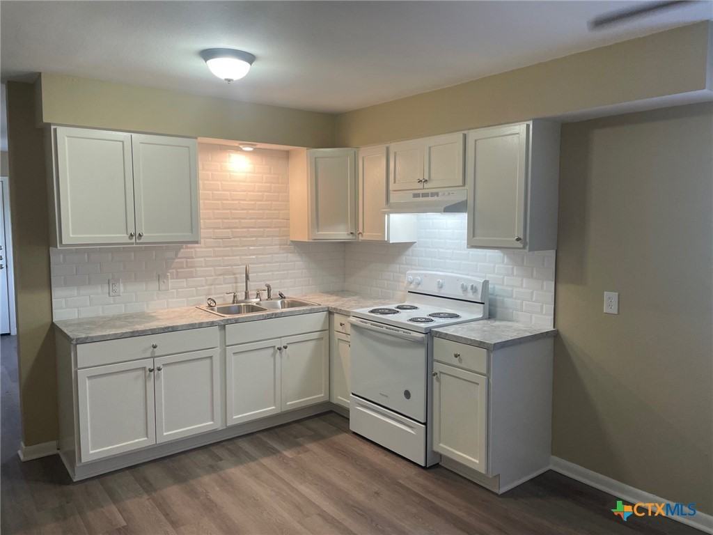 1305 N De Leon St - Photo 3 of 4