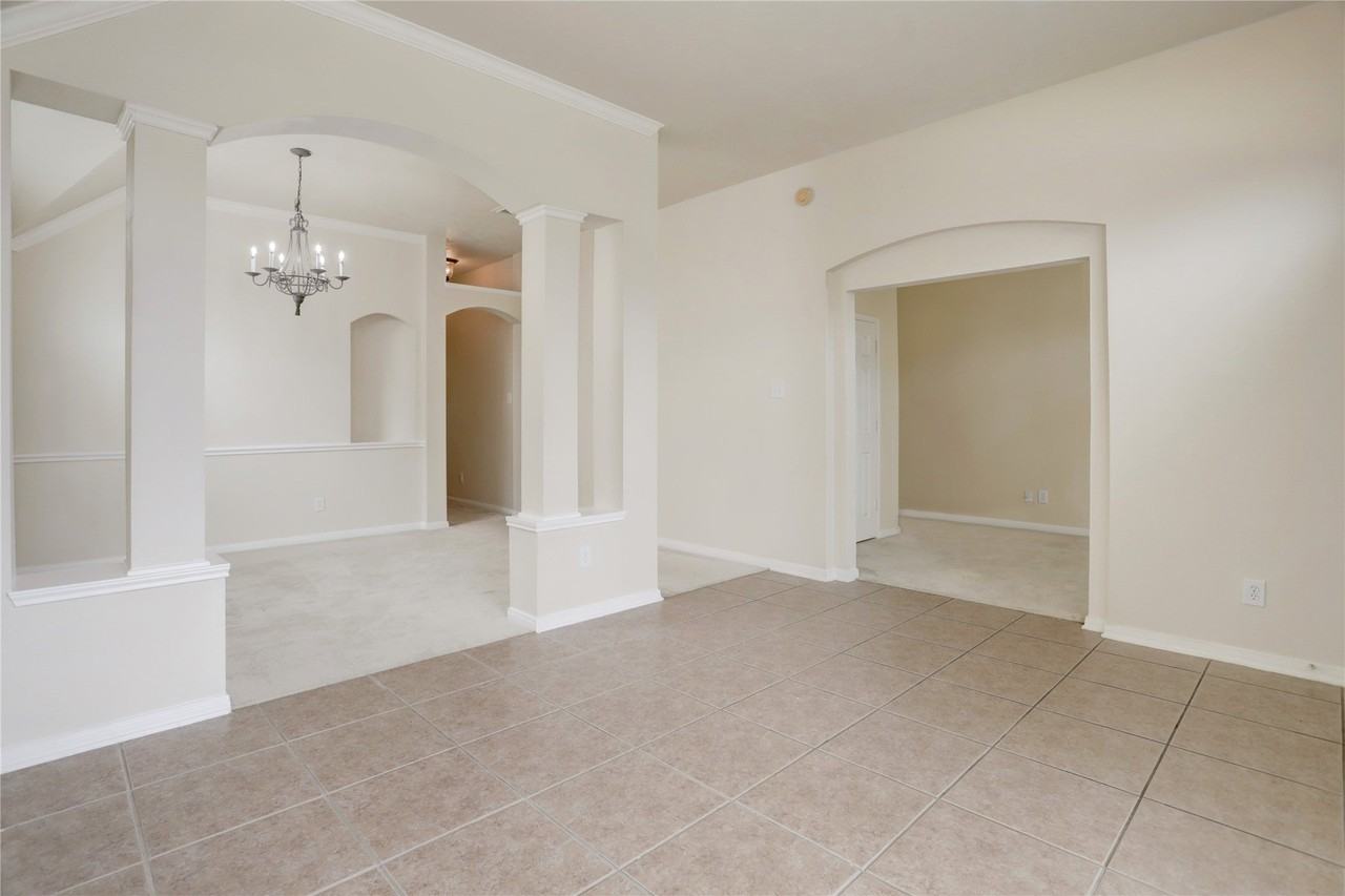 7023 Grants Hollow Ln - Photo 3 of 28