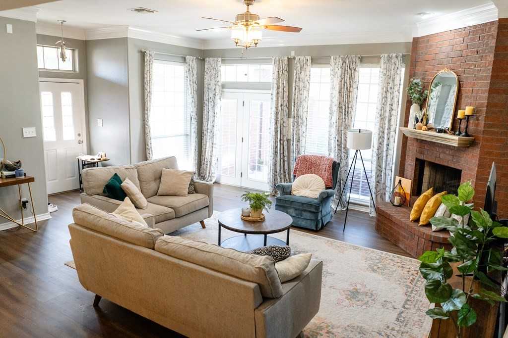 1215 Dorchester Dr - Photo 3 of 27