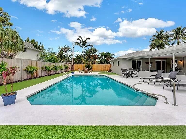 2709 Sw 7th St - Photo 4 of 13