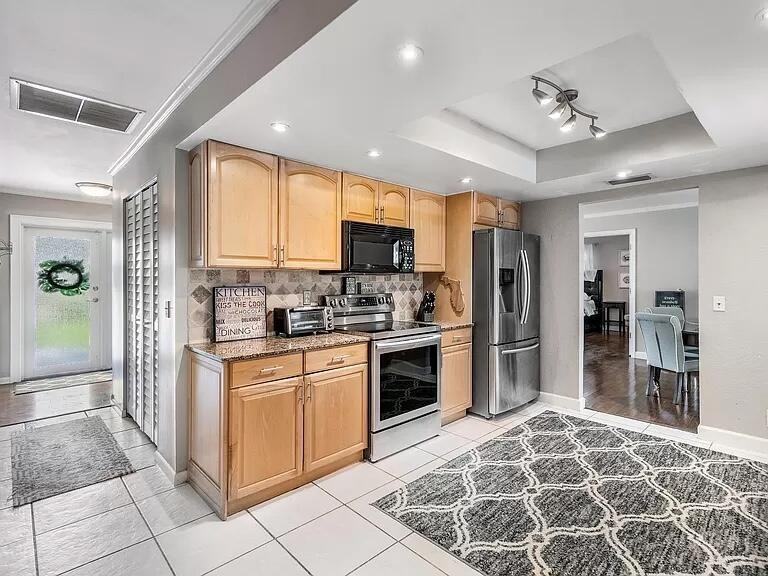 2709 Sw 7th St - Photo 6 of 13