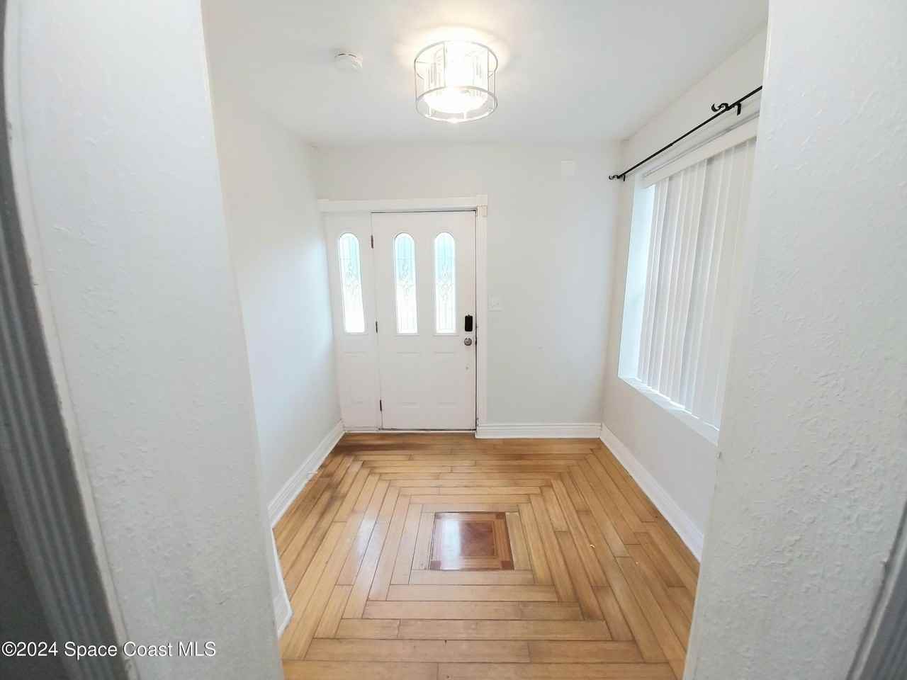 1390 S Park Ave - Photo 2 of 24