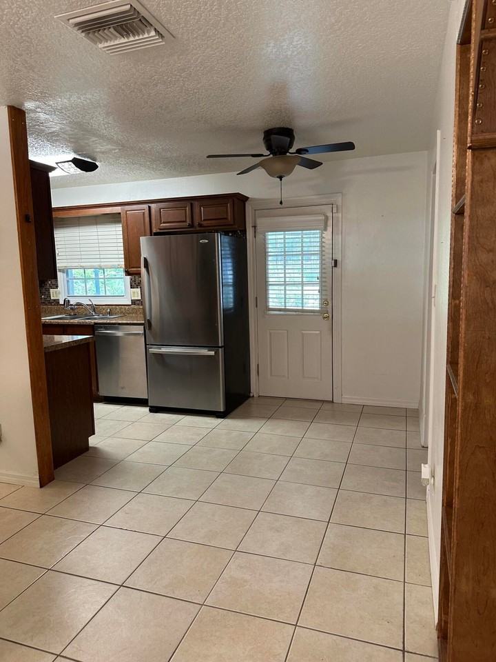 832 Gibson St - Photo 2 of 13