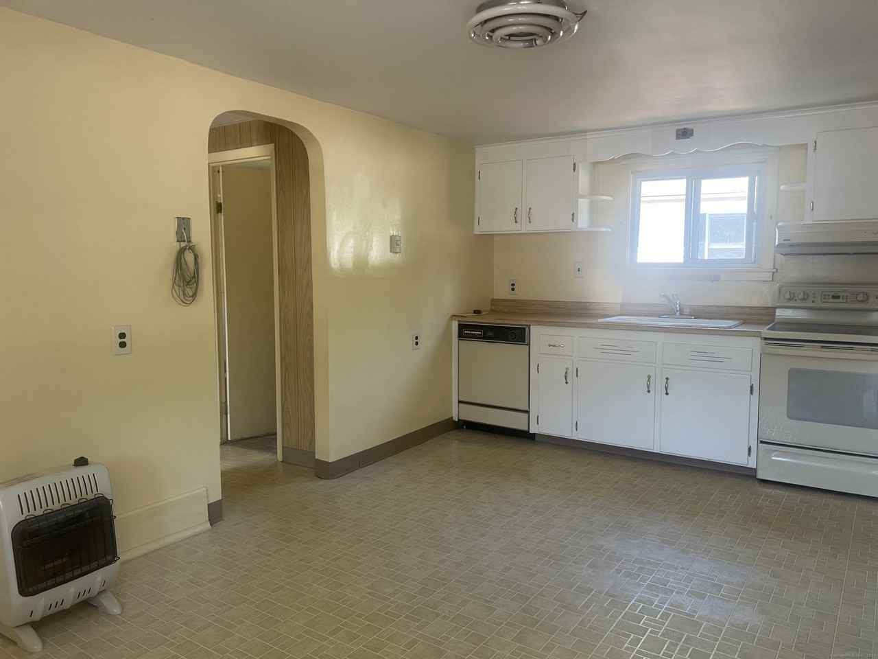 1402 Waterbury Rd - Photo 4 of 22