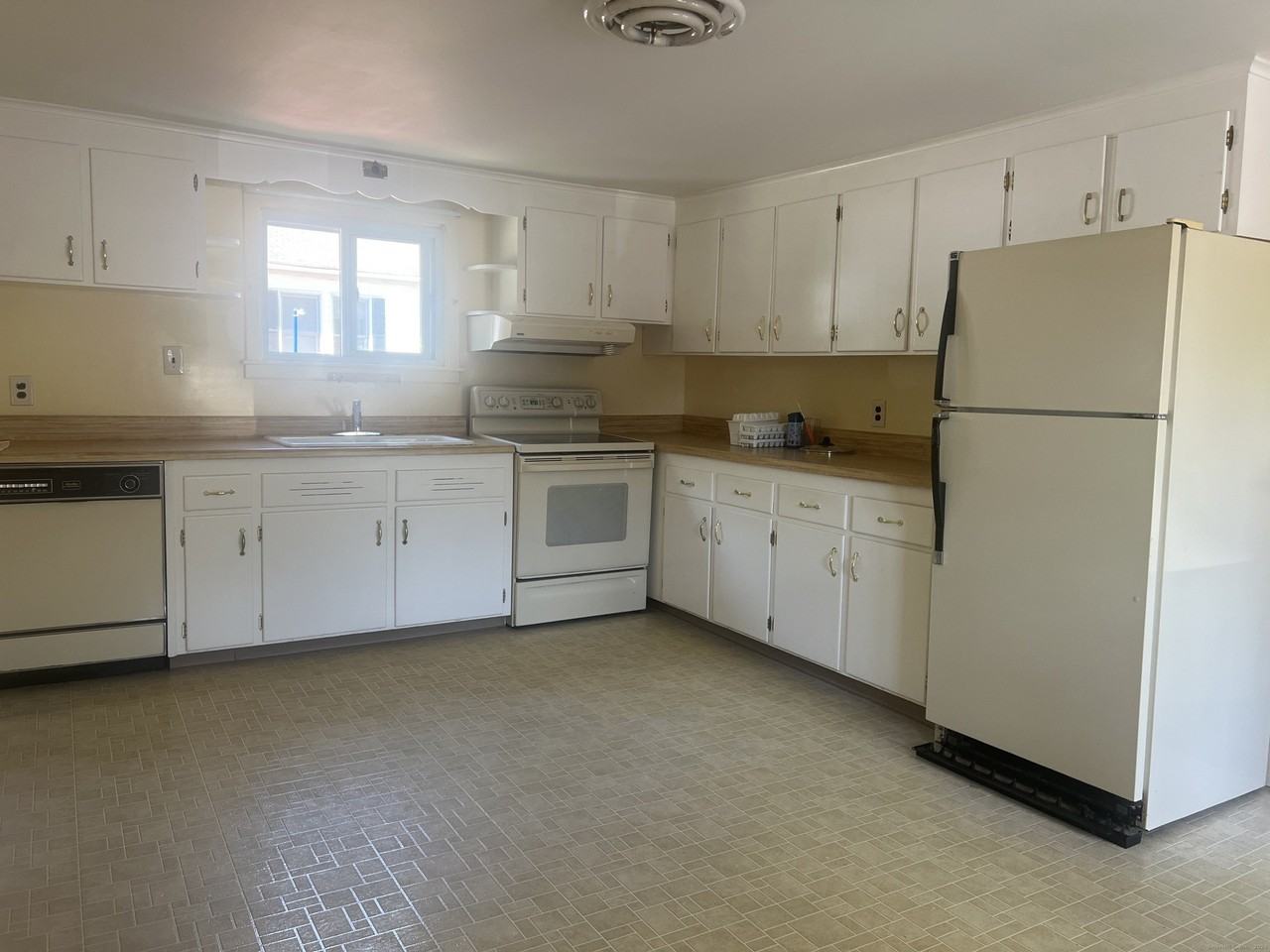 1402 Waterbury Rd - Photo 5 of 22