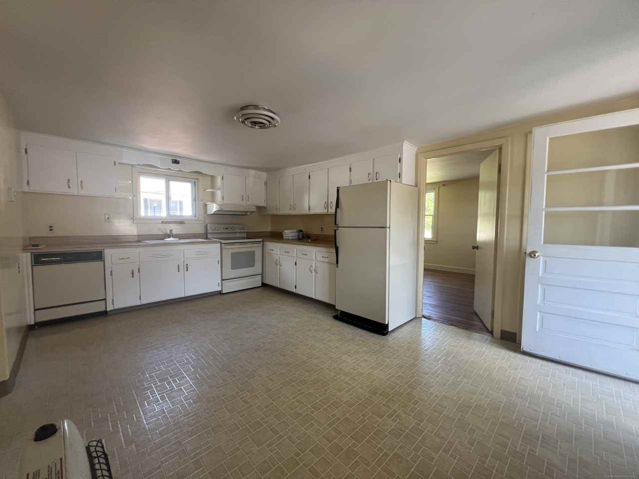 1402 Waterbury Rd - Photo 6 of 22