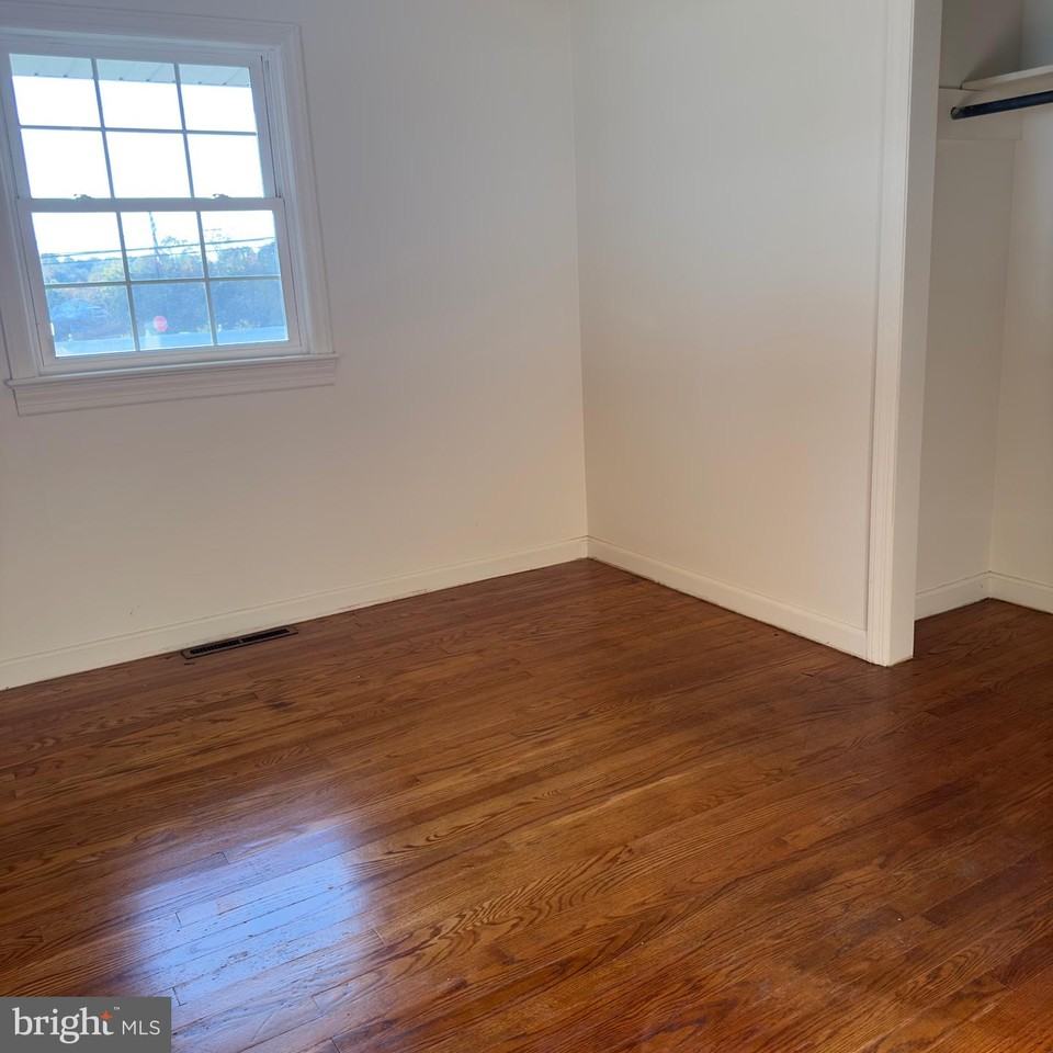 60 Central Square Dr - Photo 5 of 11