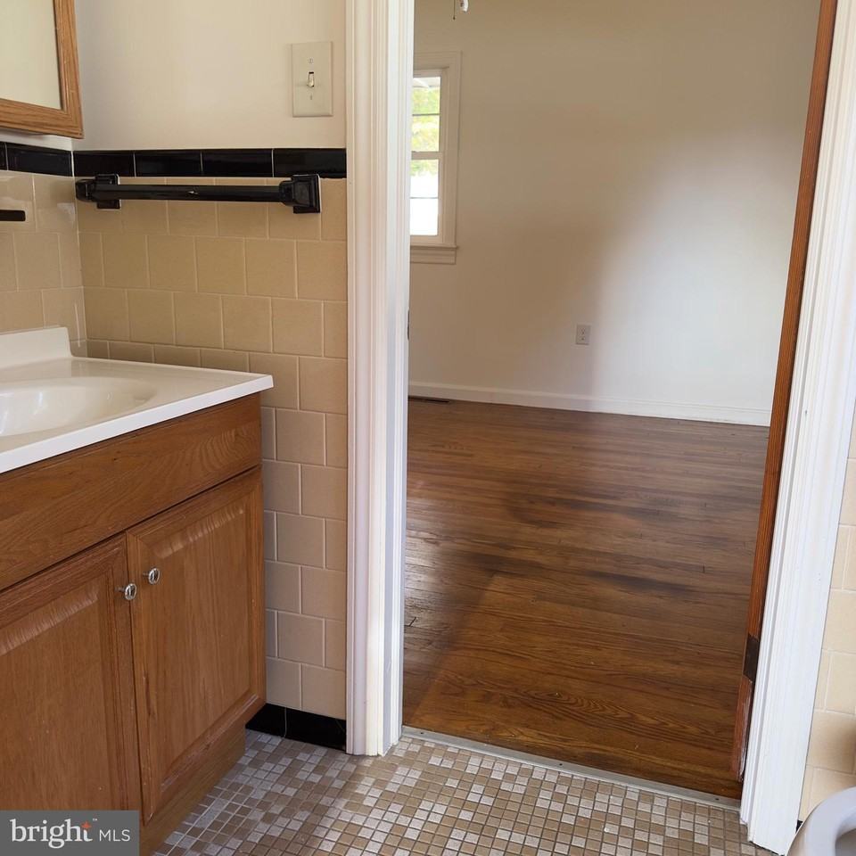 60 Central Square Dr - Photo 6 of 11