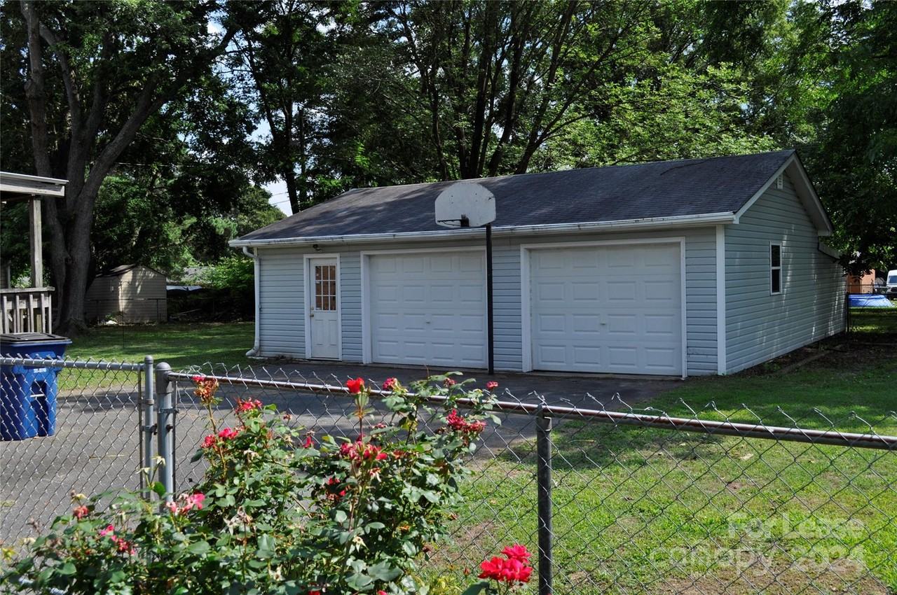 200 Smith Cir - Photo 2 of 18