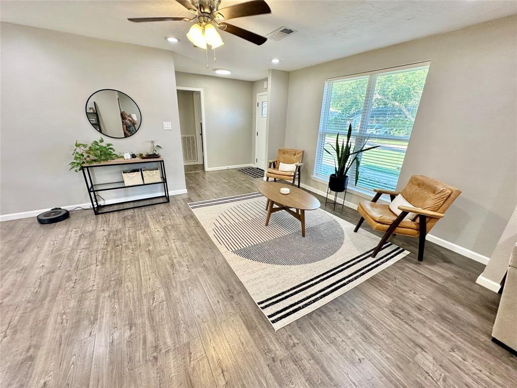 520 Castlelake Dr - Photo 2 of 14