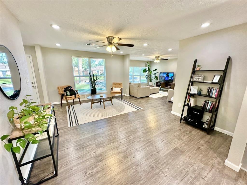 520 Castlelake Dr - Photo 3 of 14