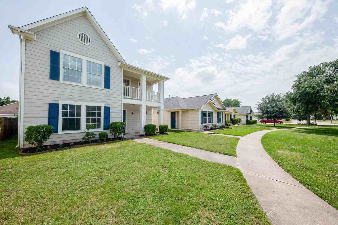 20918 Torrence Falls Court - Photo 2 of 32