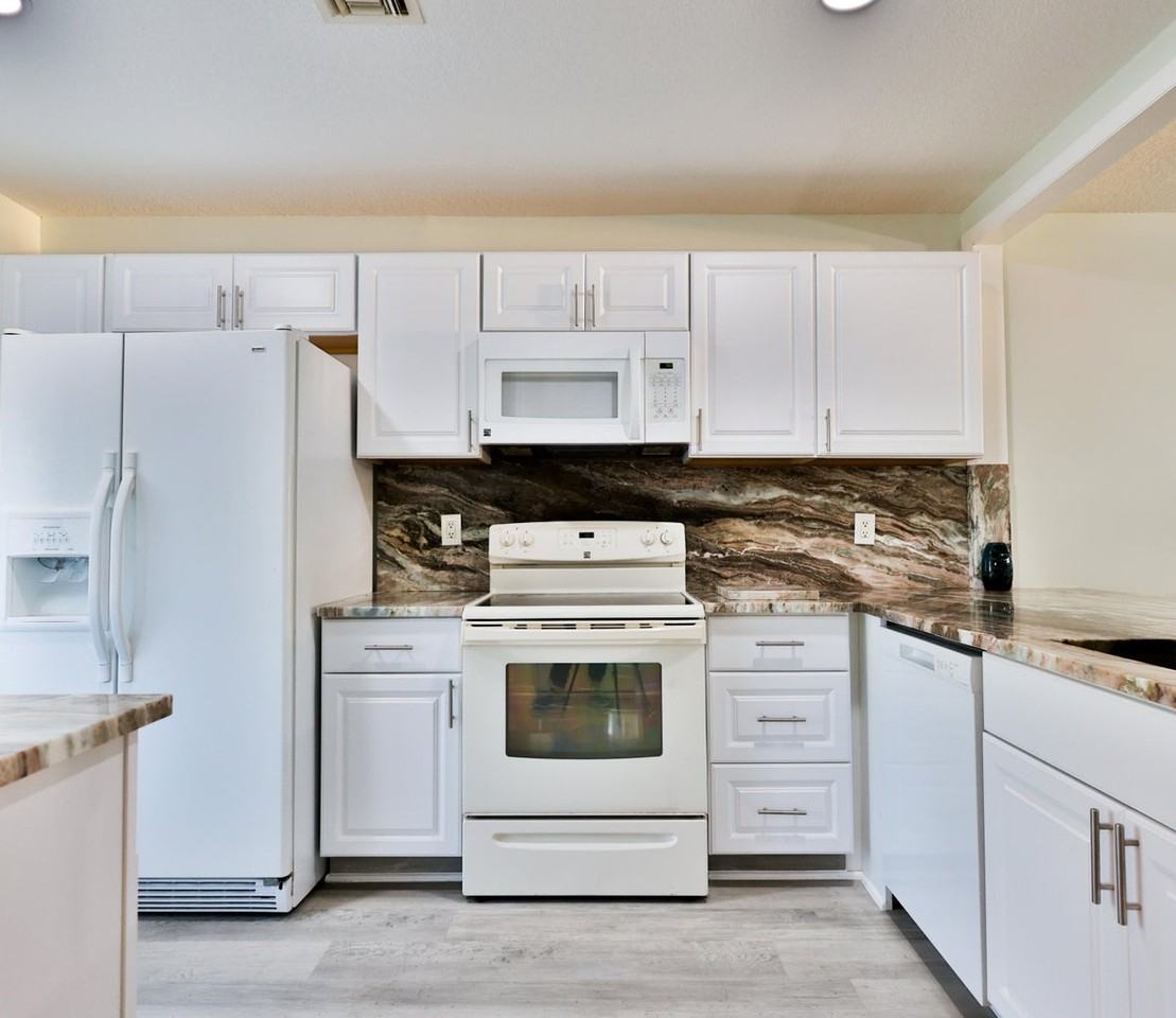 5847 Summerfield Ct - Photo 3 of 17