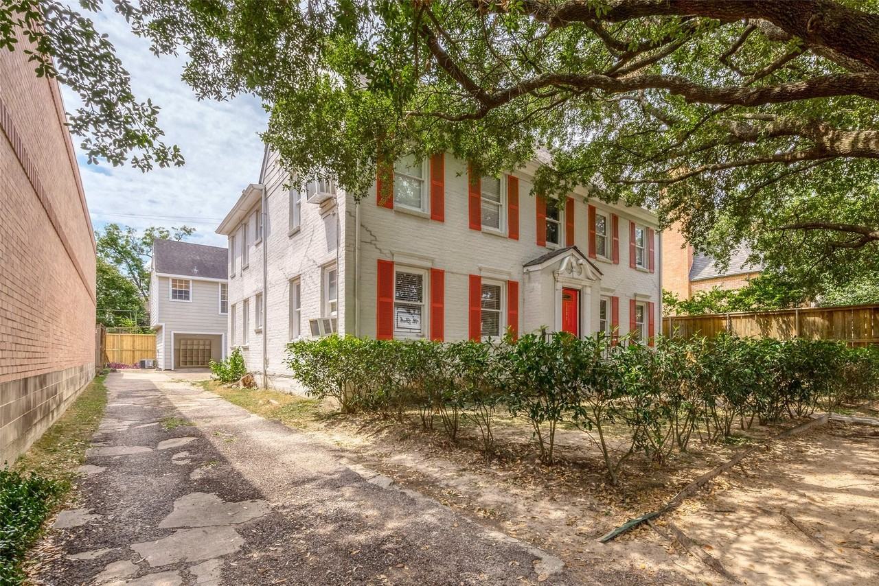 1111 Banks St - Photo 2 of 29