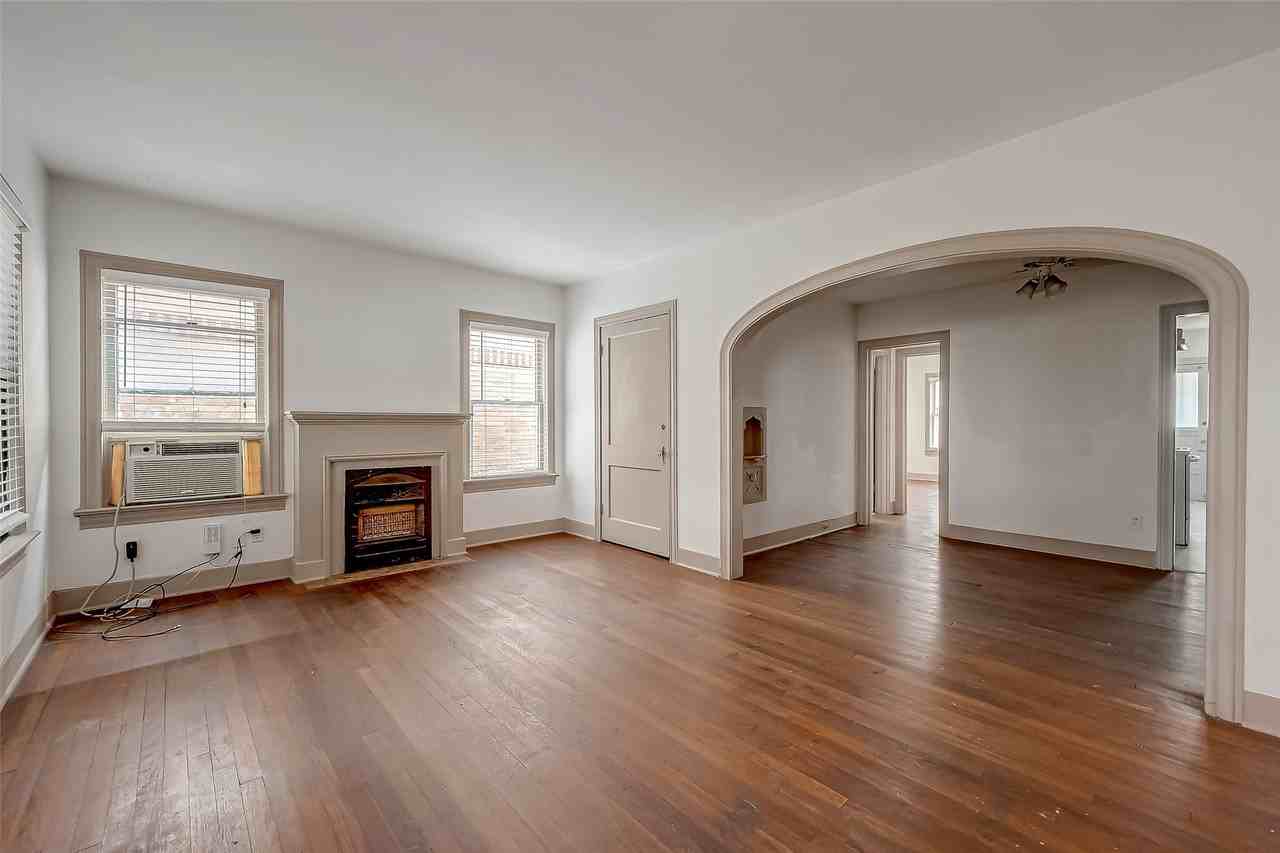 1111 Banks St - Photo 7 of 29