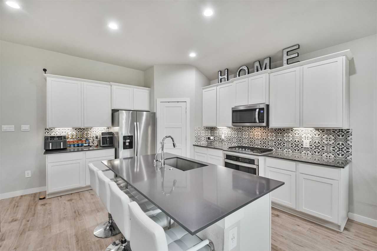 14226 Lake Lodge Dr - Photo 3 of 27