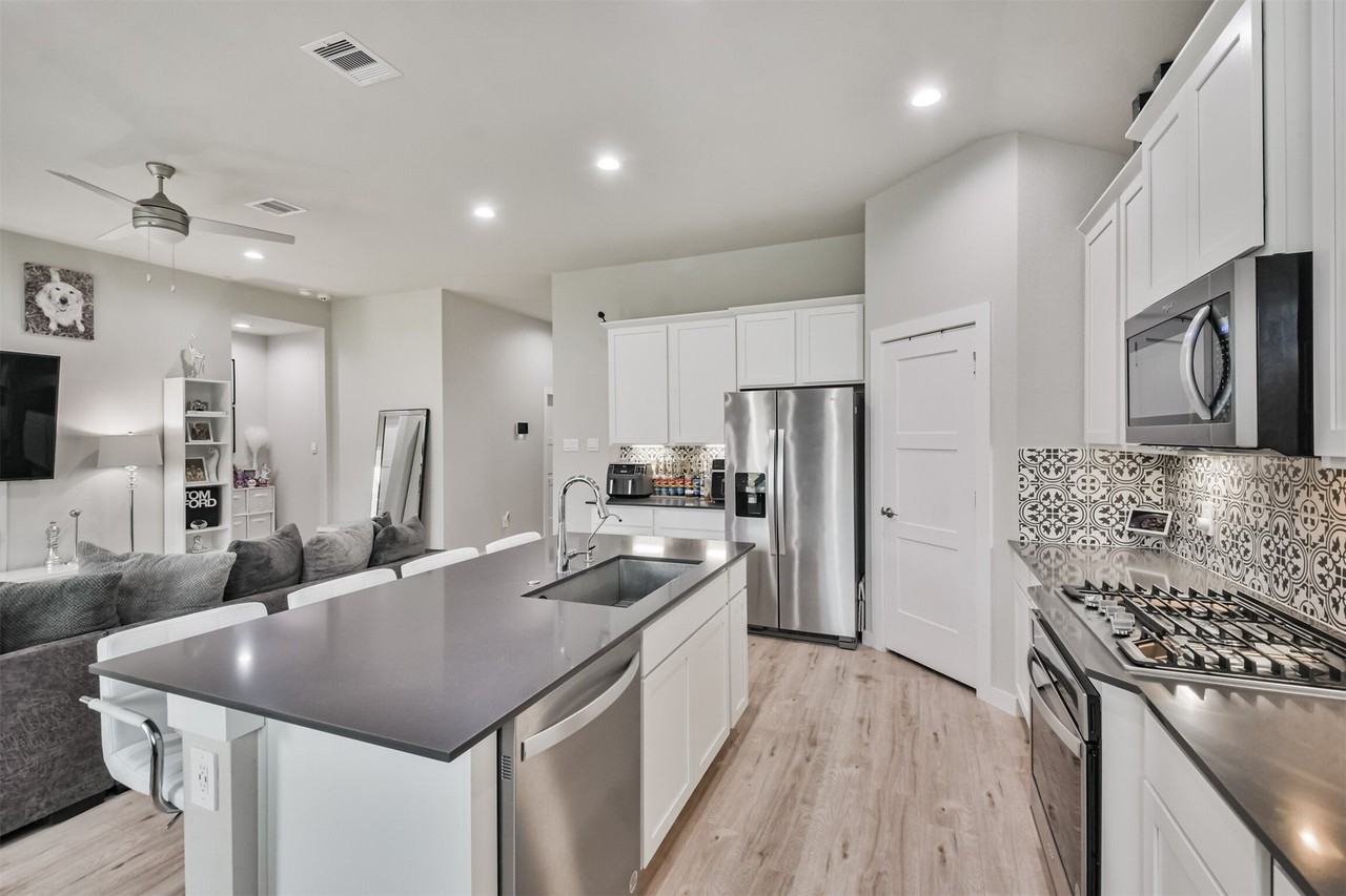 14226 Lake Lodge Dr - Photo 4 of 27