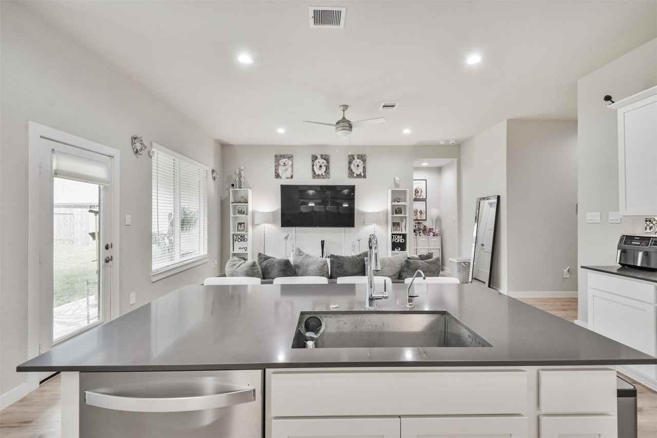 14226 Lake Lodge Dr - Photo 5 of 27