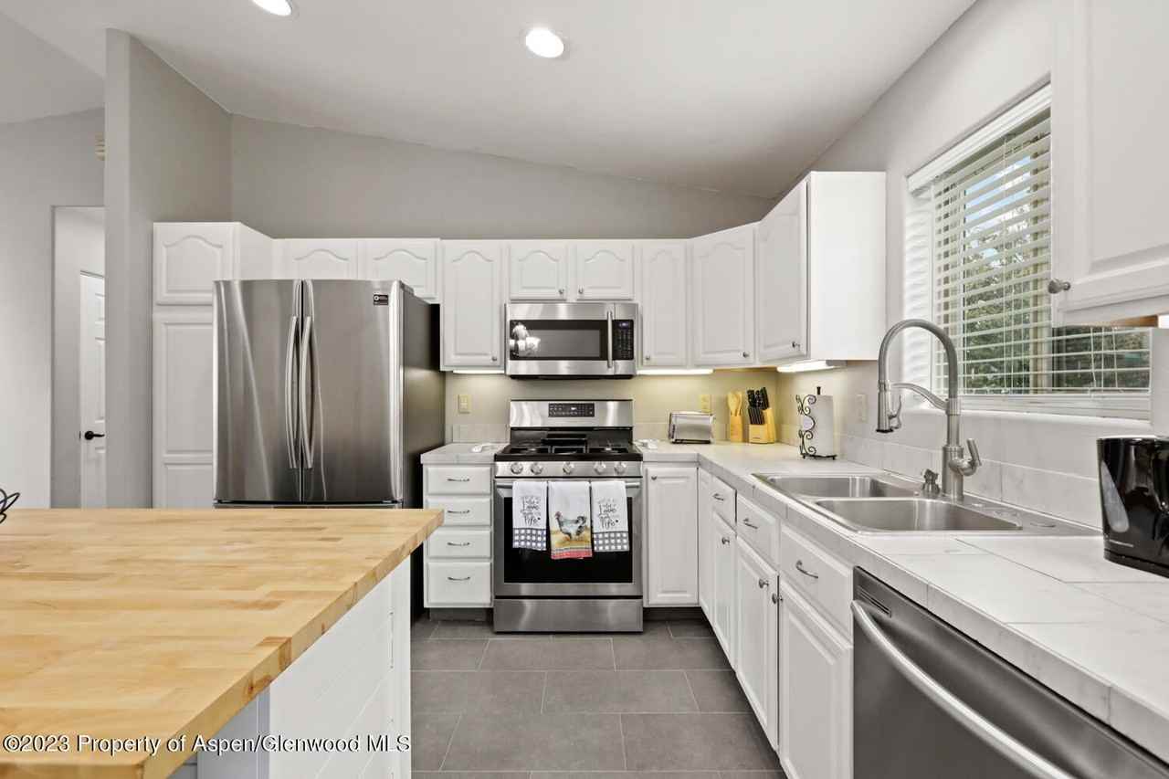 1608 Ballard Ave - Photo 3 of 33